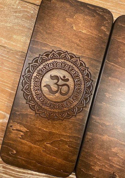 Sadhu lenta „Om” 7 mm (išankstinis užsakymas)