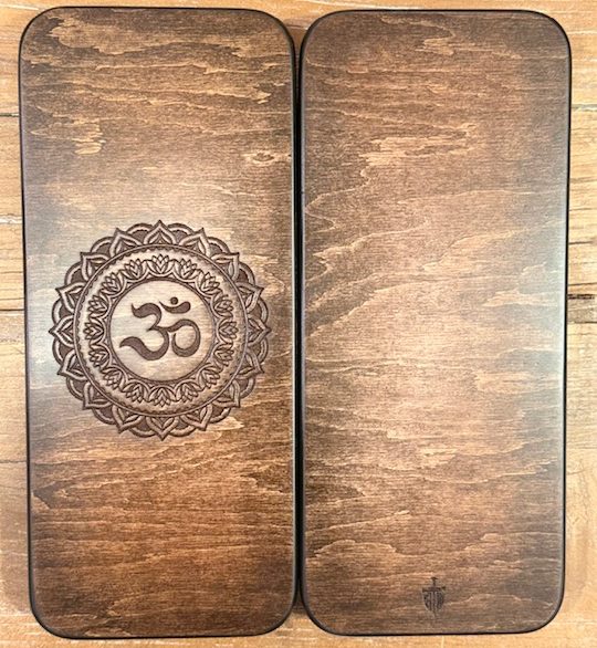 Sadhu lenta „Om” 10 mm (išankstinis užsakymas)